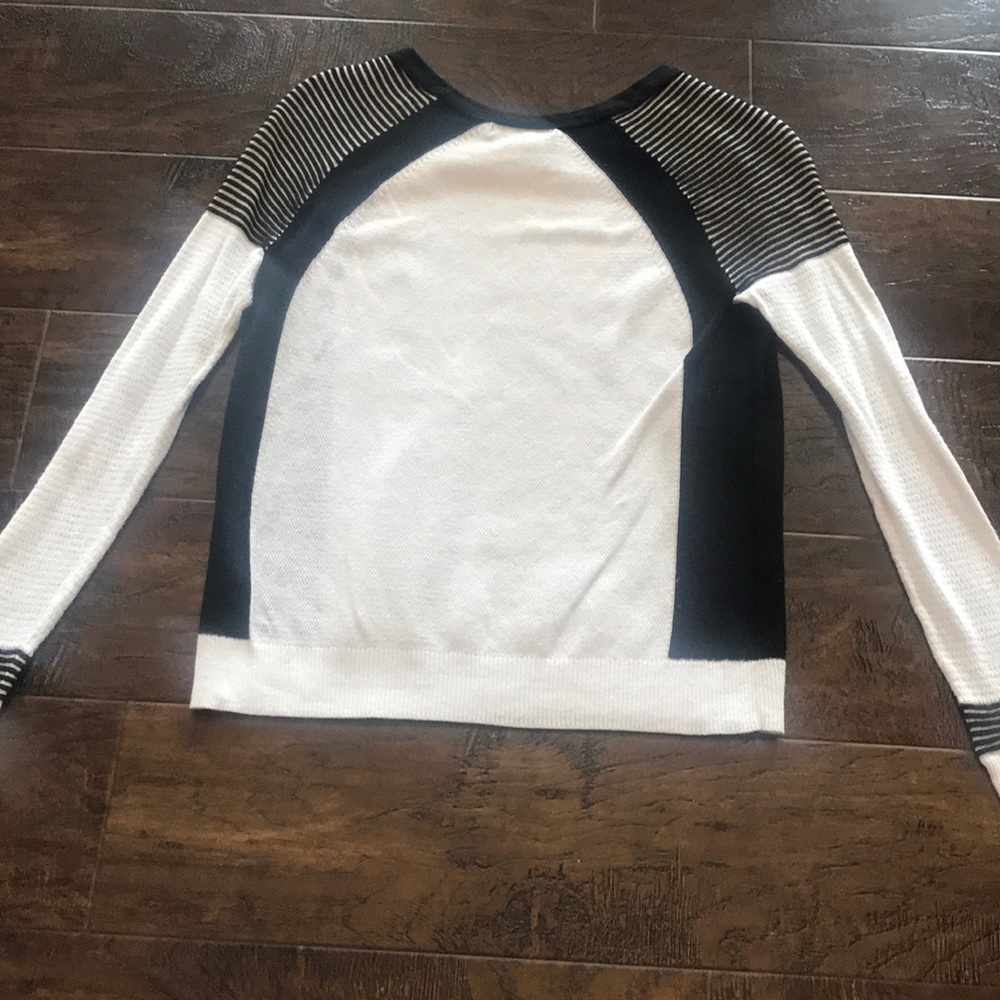 AE Light Sweater - Picture 8 of 12